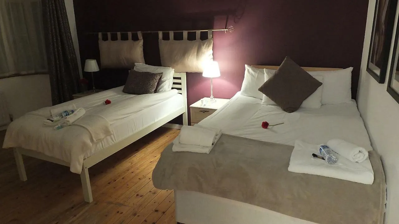 The Natal Rooms - Tas Accommodations Cambridge  Homestay Cambridge (Cambridgeshire)