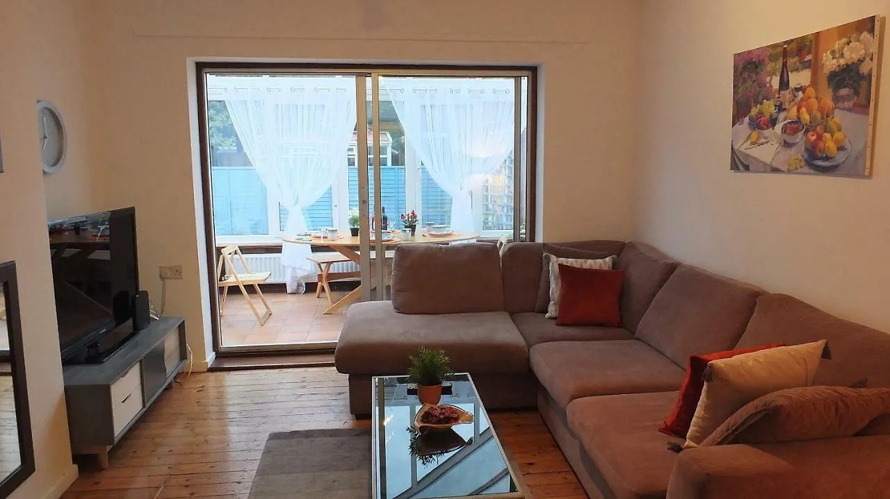 The Natal Rooms - Tas Accommodations Cambridge  Homestay