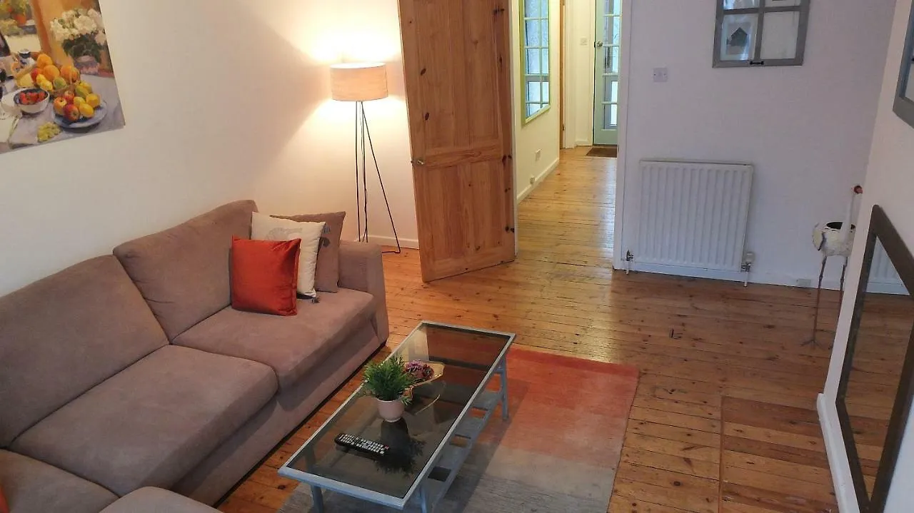 The Natal Rooms - Tas Accommodations Cambridge
